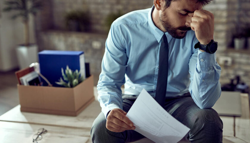 homme se tenant la tête à deux mains