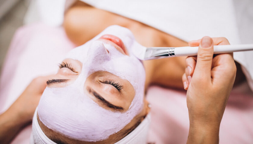 Femme se faisant appliquer un soin du visage