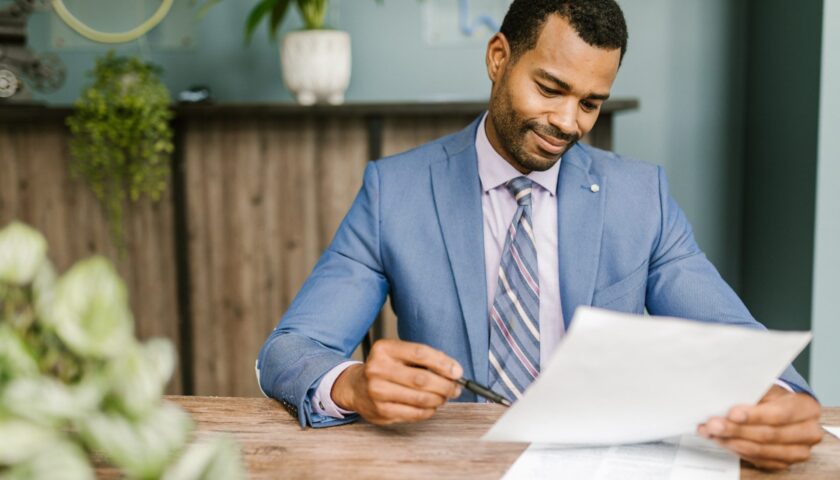 homme lisant un document papier
