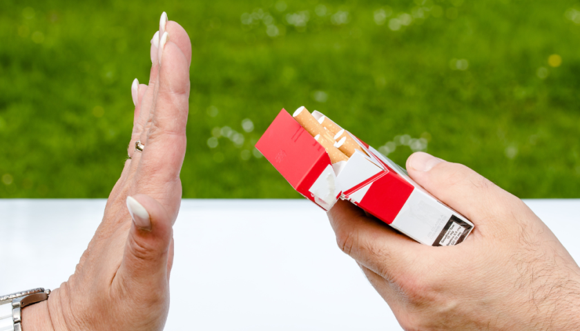 femme qui refuse une cigarette marlboro
