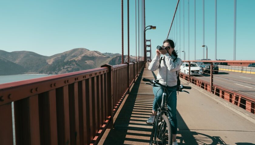 femme sur un pont qui prend une photo
