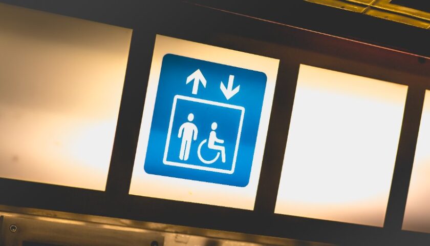 signe ascenseur sur fond lumineux