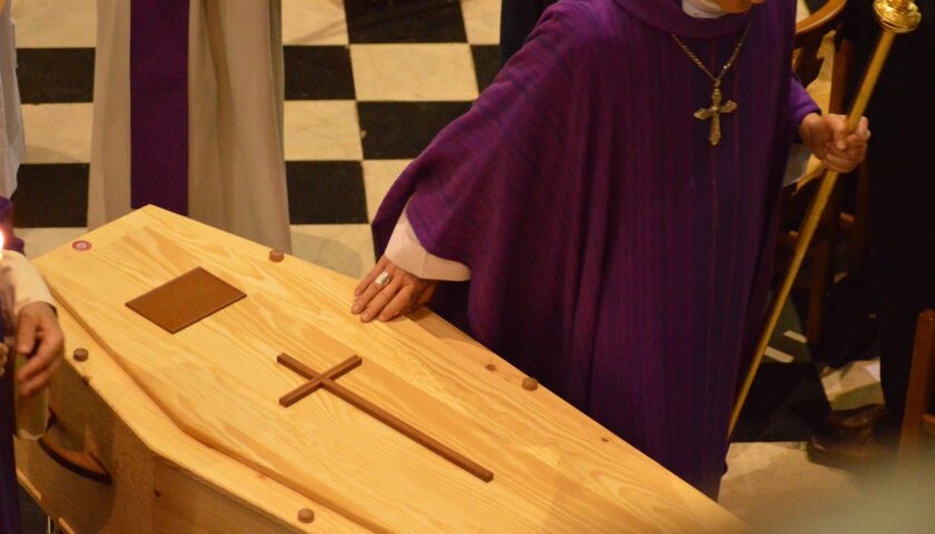 Religieux touchant cercueil