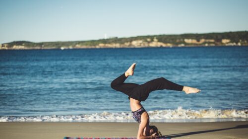 femme qui fait du yoga sur la plage