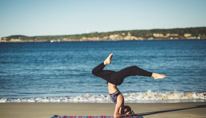 femme qui fait du yoga sur la plage