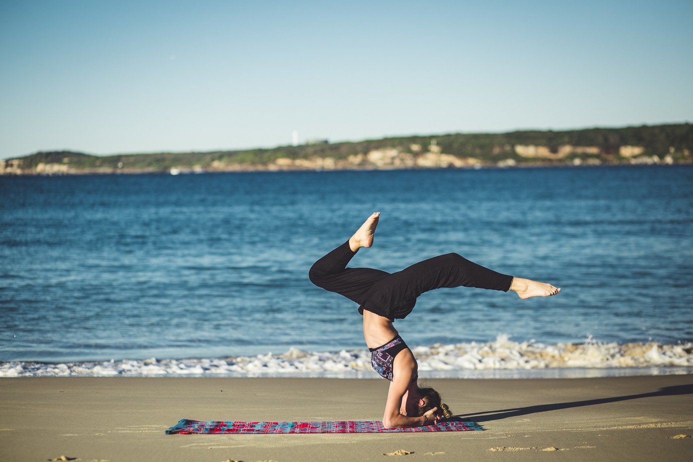 femme qui fait du yoga sur la plage