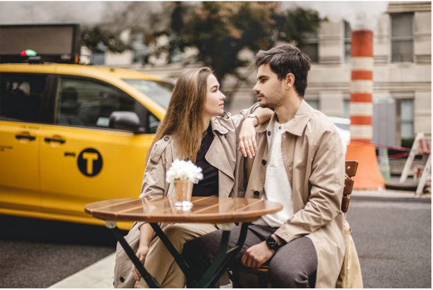 Un homme et une femme se regardant amoureusement sur un banc