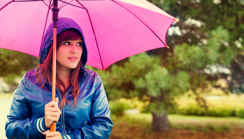 femme avec un parapluie rose