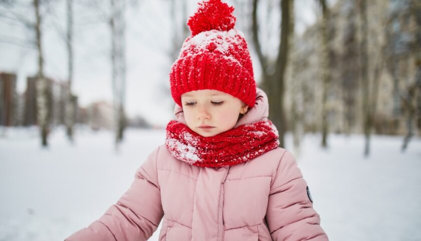 une jeune fille dans la neige