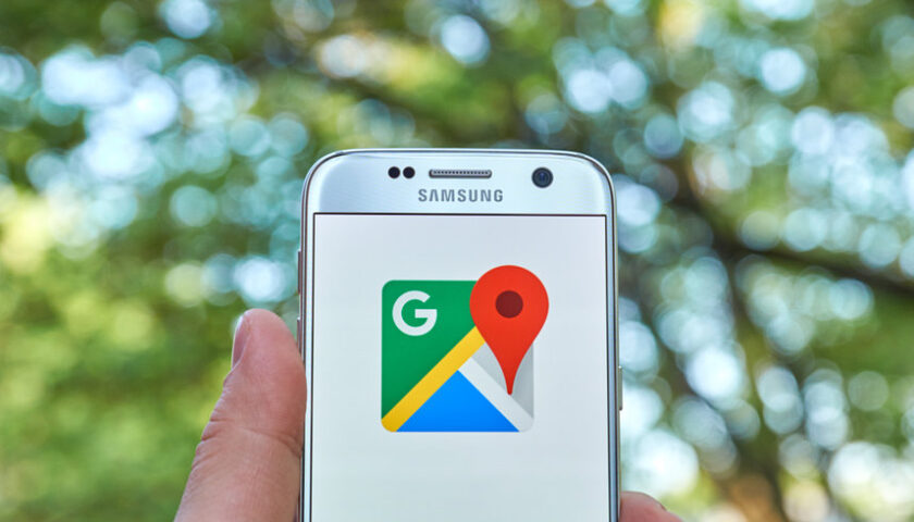 un téléphone ouvert sur google map