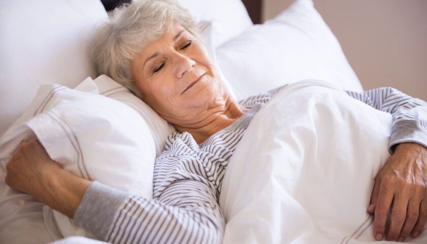 Femme âgée dormant dans son lit