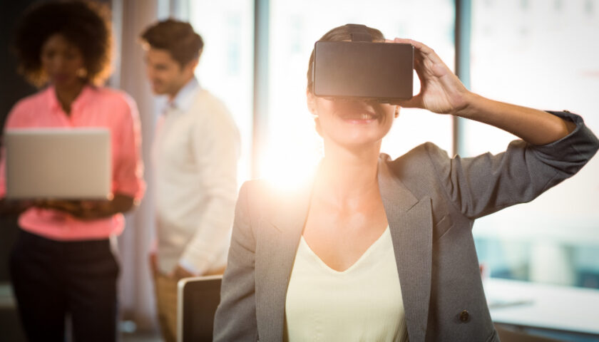 une femme avec un casque de réalité virtuelle dans un bureau