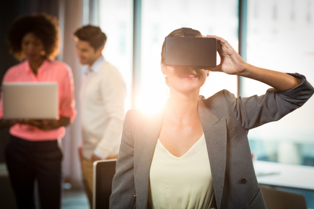 une femme avec un casque de réalité virtuelle dans un bureau