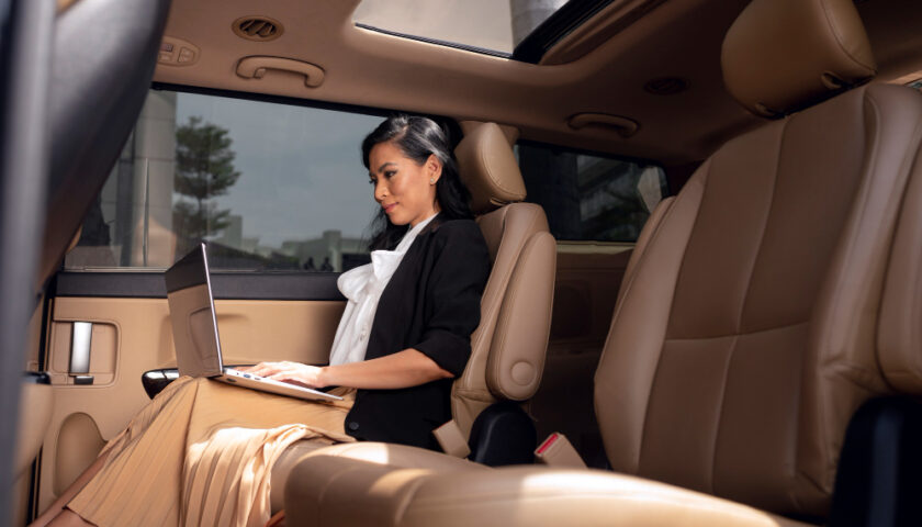 Une femme dans un VTC de luxe