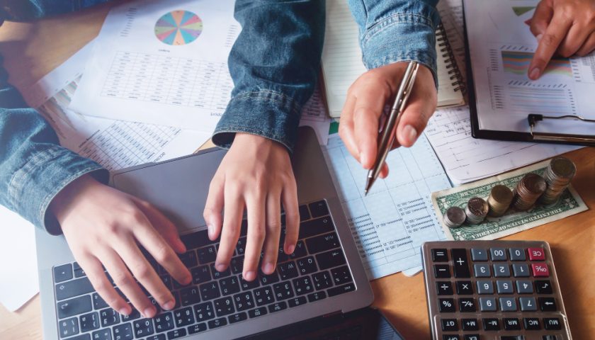 un comptable travaillant sur des chiffres