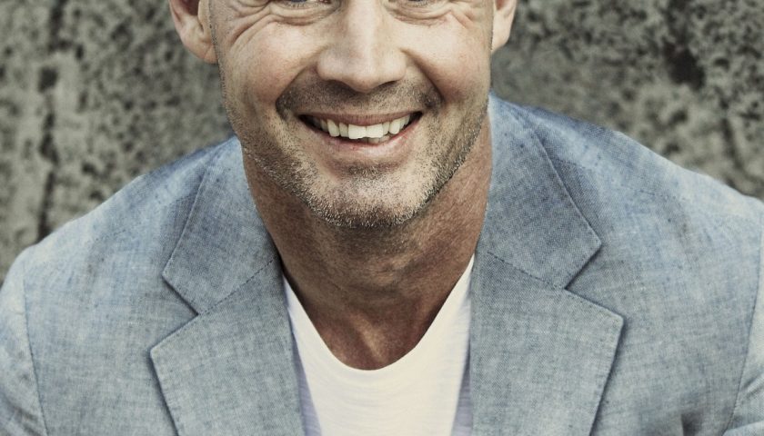 un homme souriant