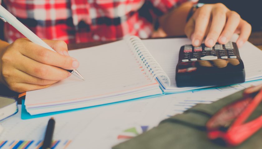 une personne faisant des études de comptabilité