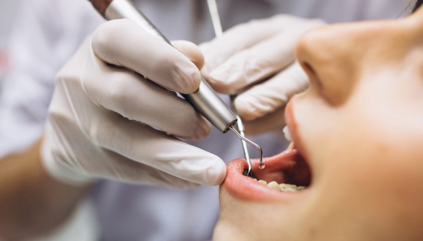 une femme recevant des soins dentaires