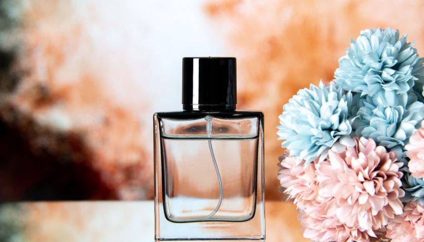 un flacon de parfum