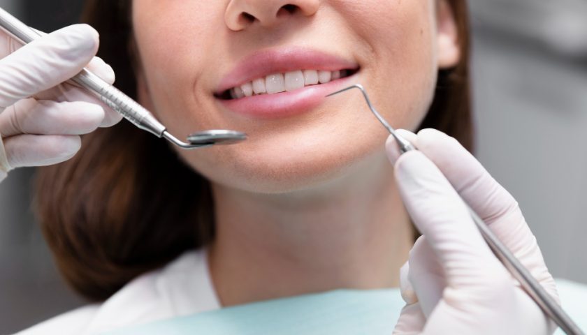 une femme en plein soins dentaires