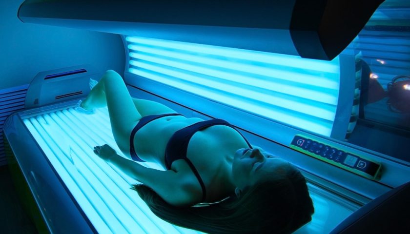 une femme dans une cabine UV