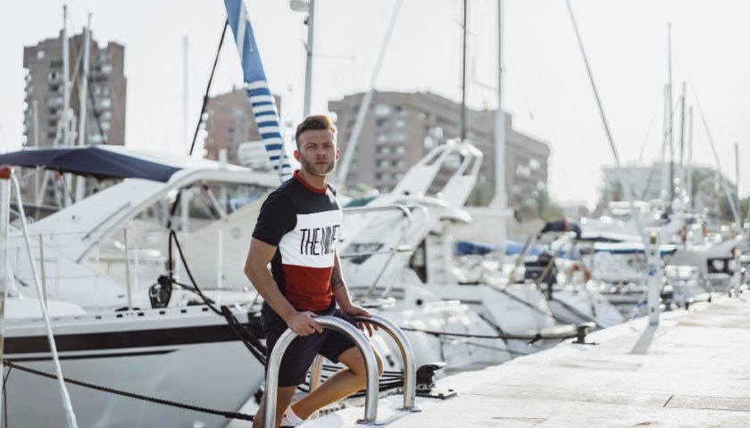 un homme descendant de son bateau